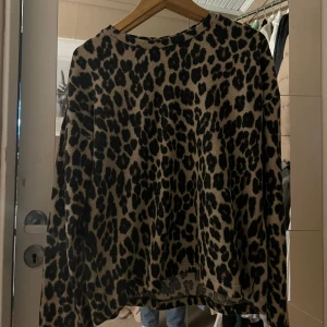 Leopard tröja  - Säljer för använder inte den, jätte skön och mysig , stlk M  men passar XXS-M beroende hur man vill att de ska sitta , hör av er vid flera frågor ☺️ fraktar 