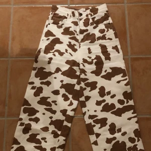 Ko-jeans - Ko-jeans från shekou. Använda typ en gång och i väldigt fint sick men är tyvärr lite korta för mig då jag har ganska långa ben. Skickar spårbart och köparen står för frakt.