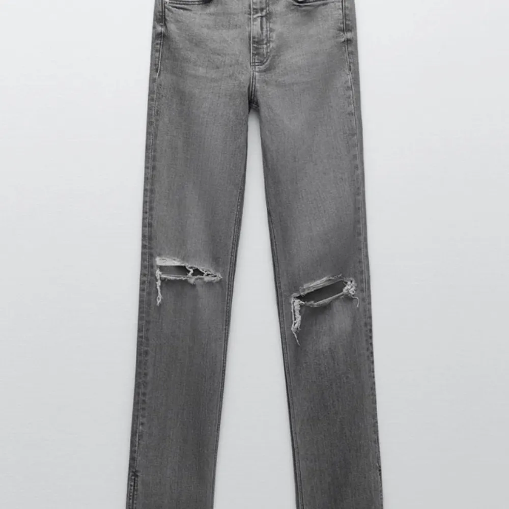 INTRESSEKOLL på mina gråa jeans med slits från zara, skriv k kommentarerna vad ni hade betalat❤️. Jeans & Byxor.