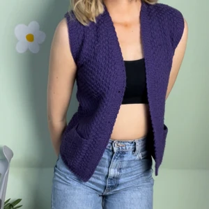 Lila väst - Lila stickad väst i superskönt material ‼️‼️🦋 lagt ut MASSA nytt så in och checka min sida🦋‼️‼️ 📦Fraktar med spårbar frakt för 66 kr, får plats med många plagg i samma paket så frakten blir samma oavsett om du köper 1 plagg eller 5📦 ❇️den 12 mars doneras ALLT till välgörenhet så passa på❇️