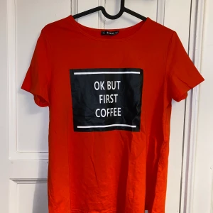 Röd t-shirt - Röd t-shirt. I gott skick. Stl S
