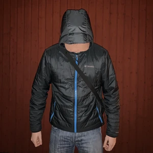 Jacka från Columbia Termo - Tunn fodrad jacka från märket Columbia. Den är i väldigt fint skick och är sparsamt använd.✌🏻