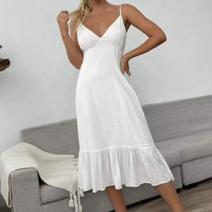 Säljer min vita klänning, perfekt till studenten! Den är justerbar i armarna/byst. Klänningen är inte genomskinlig då det är dubbla tyg! Endast använd 1gång, som nyskick! Köparen står för frakten 