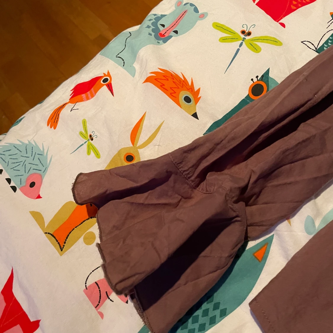 Brun skjorta med volang - 91