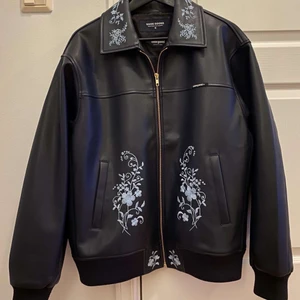 Noon Goons läderjacka  - Säljer min älskade noon goons läderjacka. den är i storlek M sitter lite boxy. Köpt för 8000 så kommer släppa den vid rätt pris alltså inga skambud… köparen står för frakt 💚