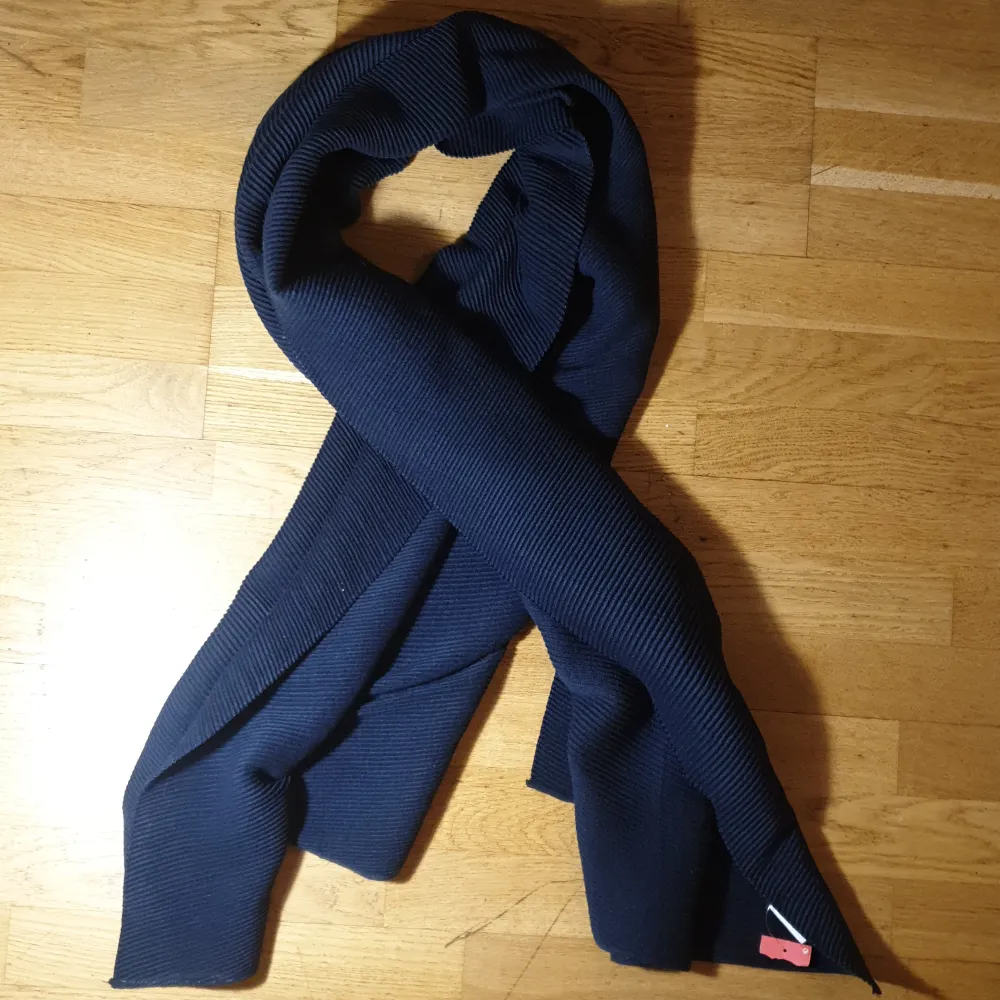 Pilsserad halsduk/sjal från märket WERA. Helt ny och oanvänd. I marinblå, superskönt material! ❤🥰. Accessoarer.