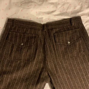 Lågmidjade kostymbyxor - Bruna, lågmidjade kostymbyxor med ränder. Kan tyvärr inte ta bilder på eftersom de är för små för mig. Står inget märke men de är köpta på humana!