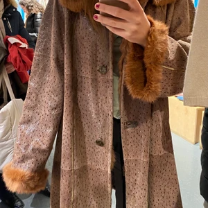 Brun pälsjacka - Superfin pälsjacka jag inhandlat secondhand. Men den är som splitterny!! Fantastiskt skick utan någon skråma. Storlek L men passar mig som är en S/M då jag gillar när det är lite oversize.