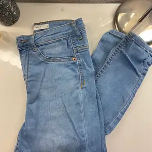 Molly jeans från GinaTricot i en blå ton, superfint skick! Storlek S 