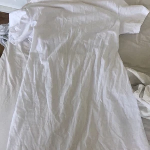 oanvänd klänning/oversized t-shirt M - Detta är en helt oanvänd vit klänning/ oversized t-shirt. Den är väldigt fin på kroppen och tar fram ens former (som gör att man ser kurvig ut) om man inte har så mycket former så ser det ut som en vit oversized T-shirt. Bra skick och strl M men passar till både folk med s-L beroende på hur man vill att den ska sitta 