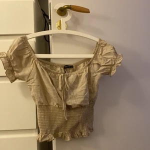 Söt sommar topp - En söt sommar topp från trendyol. Aldrig använd, prislappen kvar! Den har ett diskret randigt/rutigt mönster och sitter jättefint!