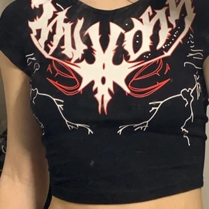 crop-top - säljer pga att jag knappt använder den längre, det står att den är i large men passar mig som har small-medium. köparen står för frakt!!