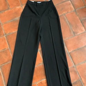 Kostymbyxor  - Helt nya svarta kostymbyxor från Berskha (endast testat på en gång). Ordinariepris 299kr och nypris 199.