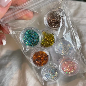 Nagel glitter  - Nagelglitter: champangerosa - blå - guld - orange - vit - silver & rosa. Går ej att köpa separat allt säljs tillsammans 💚💚 säljer massa andra nagel grejer så kolla min sida!! 