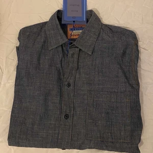 acne studios skjorta - snygg acne studios jeans skjorta helt oanvänd med prislapp kvar. storlek 46 och köparen står för frakt 💚