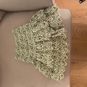 Volangkjol - Slutsåld volangkjol från Zara i strl S, som ny, inga slitningar. Buda tills onsdag💓💓 Frakt 20kr