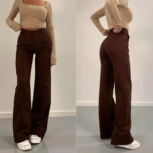 Mörkbruna kostymbyxor - Supersnygga mörkbruna kostymbyxor från Venderbys! 🤩 Hade gärna behållt dem själv, men tyvärr är de lite för små:(( Nypris för byxorna är ca 560:-, men som det ser ut nu är de helt slutsålda på hemsidan!