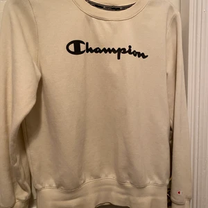 Champion tröja - En skit fin tröja från champion.. så bekväm och verkligen as snygg .. är i storlek L men är mycket mindre på.. den är krämfärgad nästan lite beige 