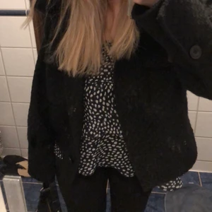 Kjol/topp  - Säljer denna prickiga kjolen som även kan användas som en söt topp. Storlek S, köparen betalar frakt. Säljs för att den inte används.