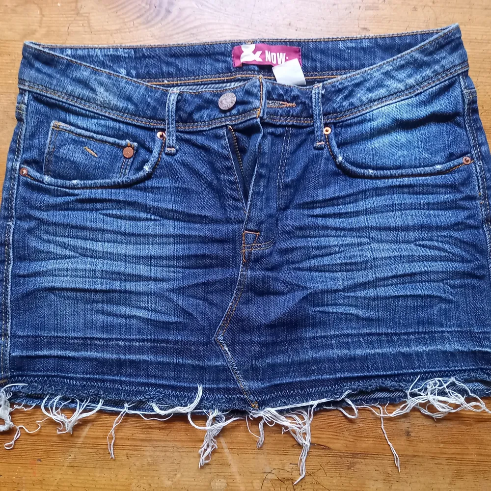 Söt y2k stretchig jeanskjol, nästan aldrig använd. Säljer pga lite för liten, den är väldigt kort på mig som är 175. Kjolar.
