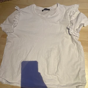 Zara t-shirt  - Tidigare köpt ifrån zara, köptes för ungefär 100 kr och säljs för 60 kr+ frakt då. Storleken på tröjan är M