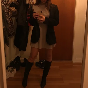 Stickad klänning - Stickad klänning från Zara i storlek M. Skulle säga att den är mindre i storleken då jag vanligtvis är xs/s