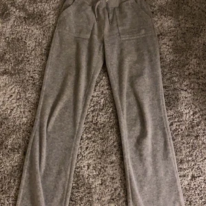 Juicy byxor - Säljer mina juicy byxor i färgen ljusgrå fint skick, lägger upp annonsen igen pågrund av oseriösa köpare 