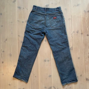 Vintage dickies jeans  - Riktigt snygga och vida dickies jeans liknar carhartt carpenter, storlek: w33 L32 väldigt bra skick med tanke på åldern :)