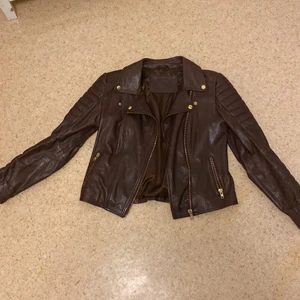 Brun Primeboots skinnjacka  - Bra skick mycket bra kvalitet. Original priset är 3000kr men använder inte så säljer den.
