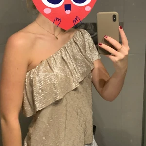 One shoulder topp - (Obs, eftersom det är så många som vill köpa tröjan har jag nu budgivning!) Säljer denna såså coola top! Den har det PERFEKTA skimret och passar perfekt nu till våren och sommaren 
