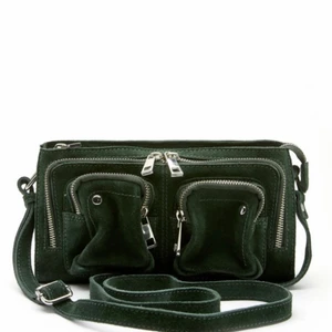 Väska - Grön Nunoo väska!! Säljer då den inte kommentator någon användning, det längre bandet finns också såklart. Skriv privat för fler bilder!⚡️ (väskan är i mellan storleken) om jag inte minns helt fel köptes den ny för 1800kr på Åhléns för två år sedan.