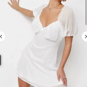 Studentklänning missguided - Så fin studentklänning från missguided i storlek 36, skulle säga att den är åt det lite lite mindre hållet av 36! Köpte två storlekar men denna var för liten och är därav endast testad en gång💓 