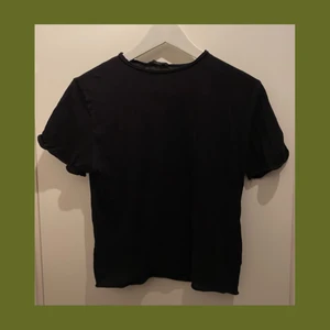 Svart t-shirt - Svart enkel t-shirt från Monki som är lite croppad :)