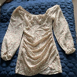 Sommar klänning - Det är en klänning från Shein tyvär så va den förlusten för mig. De finns ingen stretch, den är aldrig använd