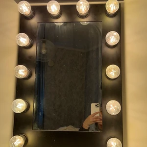 Sminkspegek - Säljer nu min fina sminkspegel från Mio, använd cirka 3 gånger,  lamporna och spegeln ingår i priset. Spegeln har inga defekter eller liknande. Hör av dig vid fler frågor eller fler bilder