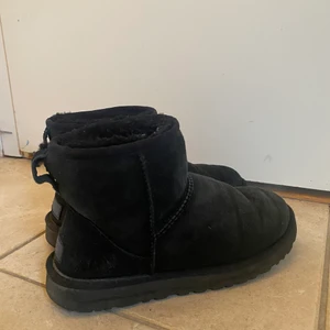 Svarta låga UGG’s  - Säljer mina svarta låga UGG’s. Använda, men fortfarande i fint skick. Lite skrynkliga på ovansidan av skon samt lite ljusare partier pga vatten, dock oundvikligt med mockasskor. 