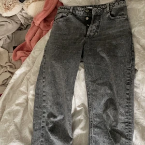 Zara jeans - Jättefina gråa jeans från zara, regular straight jeans. Passar mig som är 156