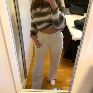 Manchesterbyxor - Jättefina manchesterbyxor från h&m! Dom är raka i benen, och midwaist. Har verkligen varit mina favoritbyxor så dom är använda en del, därav priset (500kr originalpris). Jag är 171 cm och dom är lite för korta på mig, så skulle sitta perfekt om man är lite kortare är mig! Köparen står för frakten ❤️ 