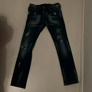 Dsquard2 jeans  - Jag säljer ett par Dsquard2 jeans äkta. Ordinariepris 3500. Dem är använd ungefär 5 eller 6 gånger. Skick 8/10. Pris 900 men kan diskuteras. 