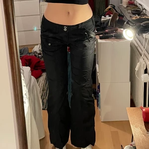 esprit cargopants - trendiga lågmidjade svart breda cargo pants från esprit! de är uppsprättade längst ner för att passa mig som är 172cm:) strl 40 men passar S bäst! (skriv privat vid frågor) INNERBENSLÄNGD 80cm, MIDJEMÅTT 88cm