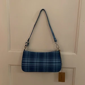 Brandy Melville väska - Sjukt gullig plaid väska från brandy Melville!💌helt ny, har till och med lapp kvar på väskan! Passar fint till våren, hösten och sommaren❤️nypris: 265kr❤️