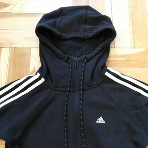 Adidas hoodie - En svart adidas hoodie i storlek XXS. Säljer den pga för liten för mig. Den är i gott skick men tyget nopprar sig lite. Kan mötas upp, annars tillkommer frakt!! Valfri frakmetod med postnord.