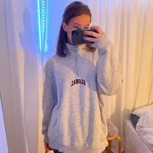 Vintage sweatshirt strl XL - Säljer denna super fina oversized sweatshirten från H&M, vintage inspirerad. Använd ett fåtal gånger och mjuk inuti. Köptes för 299kr säljer nu för 250kr inklusive frakt! 