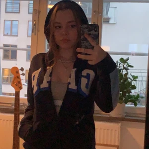 GAP hoodie - En mörk blå gap hoodie o ljusblått på sidorna av armarna, skiiiiit nice värkligen. 🖤🖤