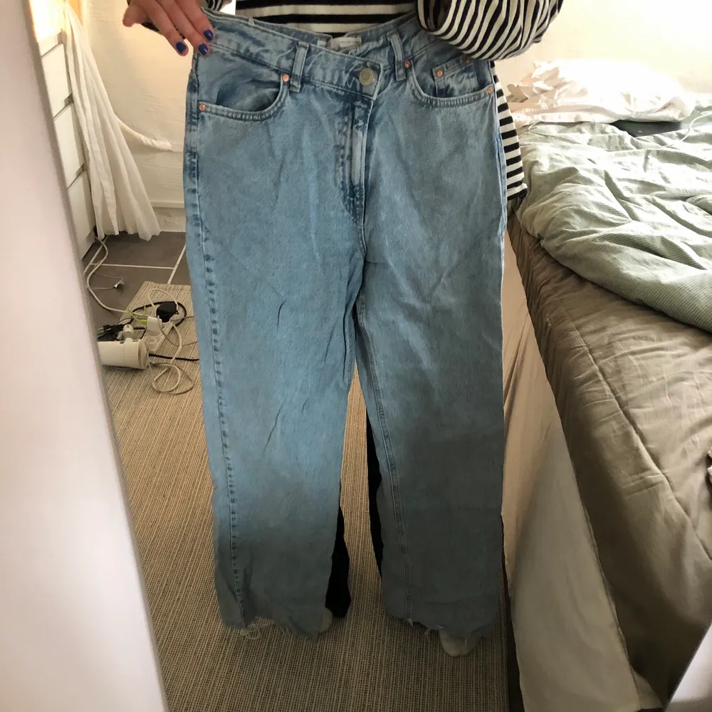 Säljer dessa asballa jeans som går omlott i midjan o skapar fin form, tyvärr försmå för mig:/  (färgen ser ni bäst på mittenbilden). Jeans & Byxor.