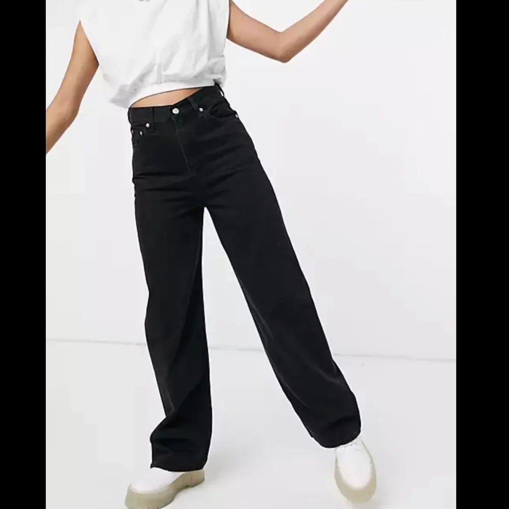 Svarta loose högmidjade Levis jeans i modellen high loose. De sitter tajt vid rumpan och lår, i benen sitter de löst. W27 och de är långa i benen . Jeans & Byxor.