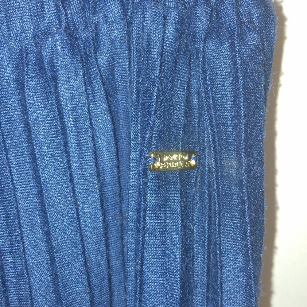  Blåa utslängda byxor med en rosett vid midjan . Jeans & Byxor.