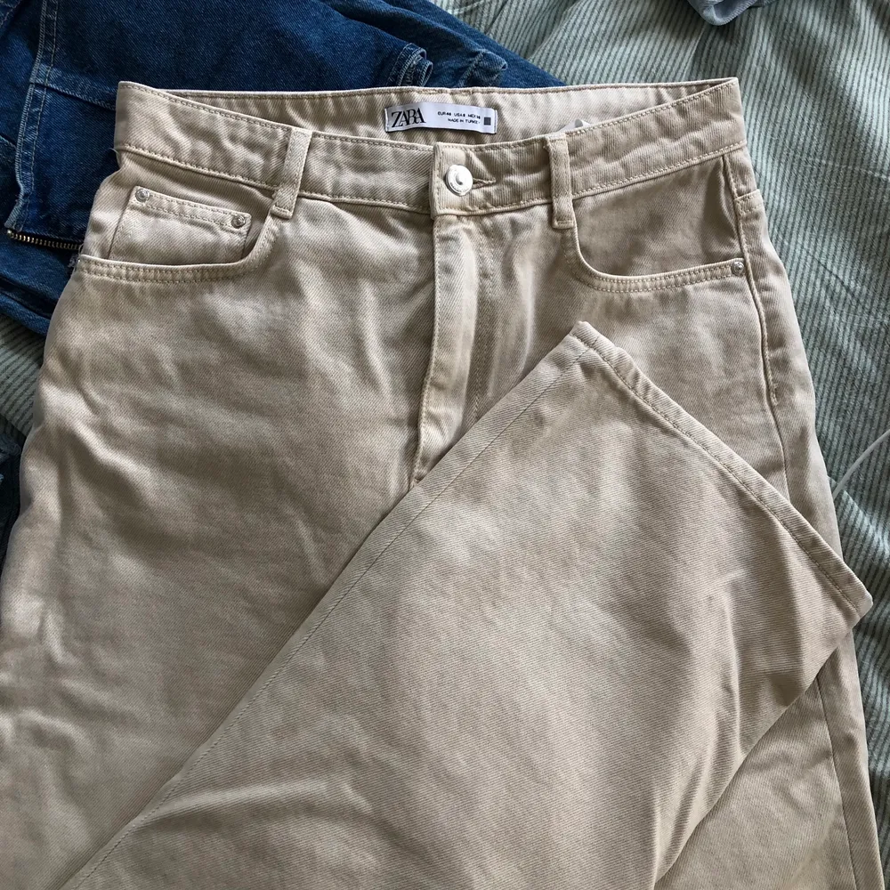 Helt nya sandfärgade jeans i full length fån zara! Använder aldrig och har inte den formen jag vill ha så säljer vidare.. Jeans & Byxor.