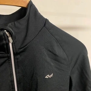 TRÄNINGSTRÖJA FRÅN RÖHNISCH - Långärmad svart sport tröja från Röhnisch i storlek S. Säljer pga för liten. Köparen står för frakten. <33