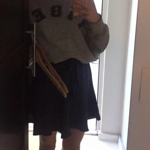 Svart kjol - Säljer denna fina kjol ifrån hm💕 den är svart med små blå blommor andvänd några gånger förra sommaren💕